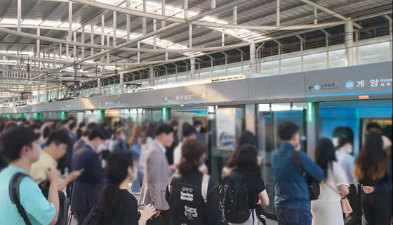 19일 아침 7시 25분쯤 인천 계양역 공항철도에 사람들이 열차를 타기 위해 줄을 서고 있다. 〈사진=김천 기자〉