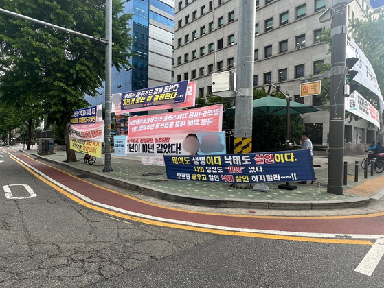 19일 서울 여의도 국회 앞 횡단보도 근처. 10개 넘는 현수막이 걸려 있다.〈사진=이지현 기자〉