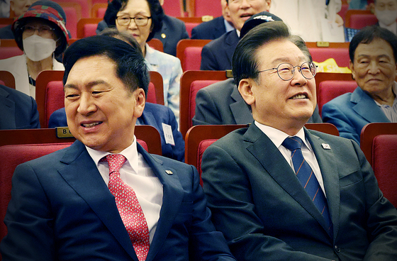 22일 국회에서 열린 민주화추진협의회 결성 39주년 기념식에 참석한 김기현 국민의힘 대표(왼쪽)와 이재명 더불어민주당 대표(오른쪽). 〈사진=연합뉴스〉