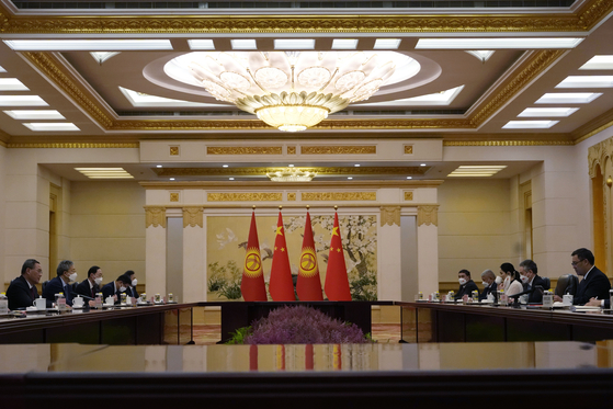 키르기스탄과 중국 대표들이 경제협력 방안을 논의하고 있다. 〈사진= 로이터, 연합뉴스〉