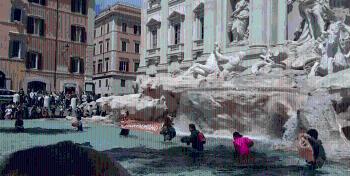 [영상] 이탈리아 환경단체, 트레비 분수 '검은 물' 시위 또 벌여