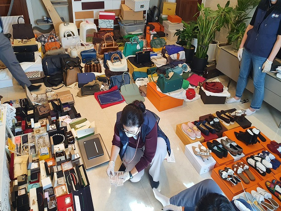 고액체납자의 실거주지에서 발견된 수백여 점의 명품가방·구두·지갑. 〈사진=국세청〉