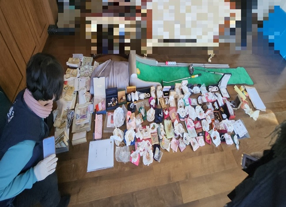 고액체납자의 실거주지에서 발견된 현금·외화 1억원. 〈사진=국세청〉