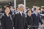 권양숙 여사, 문 전 대통령·이재명 대표와 오찬서 독도접시 선물