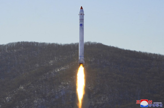 지난해 12월 북한이 서해위성발사장에서 진행한 정찰위성 개발 시험 모습. 〈사진=평양조선중앙통신, 연합뉴스〉
