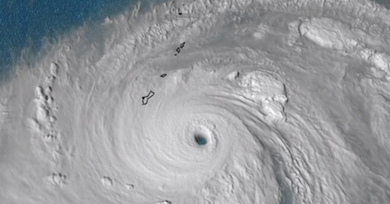 현지시간 23일 AP통신에 따르면 태평양 대표적인 휴양지인 미국령 괌에 '슈퍼 태풍' 마와르가 접근함에 따라 주민들이 긴급 대피했다. 조 바이든 미국 대통령은 비상 선언을 선포했다. 〈사진=CNN 영상 캡처〉