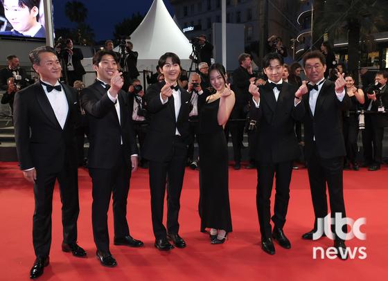 24일(현지시간) 오후 프랑스 칸 팔레 데 페스티발에서 '제76회 칸 국제영화제'(Cannes Film Festival) 주목할만한 시선 부문 초청작인 '화란' 레드카펫 행사가 열렸다. 김창훈 감독과 배우 홍사빈, 송중기, 김형서, 한재덕, 황기용 대표가 참석했다.  칸(프랑스) 박세완 엔터뉴스팀 기자 park.sewan@jtbc.co.kr (콘텐트비즈니스본부)