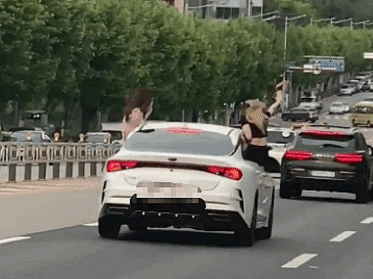 달리는 차량 창문에 걸터앉은 여성들. (독자 촬영 제공. 재판매 및 DB 금지) 〈사진=연합뉴스〉