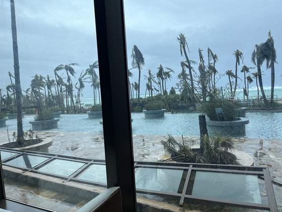 제보자가 묵고 있는 괌의 한 리조트에 가림막이 강풍으로 쓰러진 모습. 〈사진=JTBC 제보 사진〉