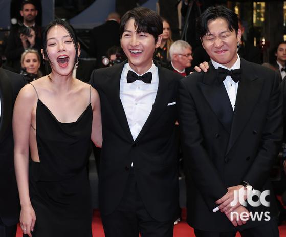 24일(현지시간) 오후 프랑스 칸 팔레 데 페스티발에서 '제76회 칸 국제영화제'(Cannes Film Festival) 주목할만한 시선 부문 초청작인 '화란' 레드카펫 행사가 열렸다. 김창훈 감독과 배우 홍사빈, 송중기, 김형서, 한재덕, 황기용 대표가 참석했다.  칸(프랑스) 박세완 엔터뉴스팀 기자 park.sewan@jtbc.co.kr (콘텐트비즈니스본부)