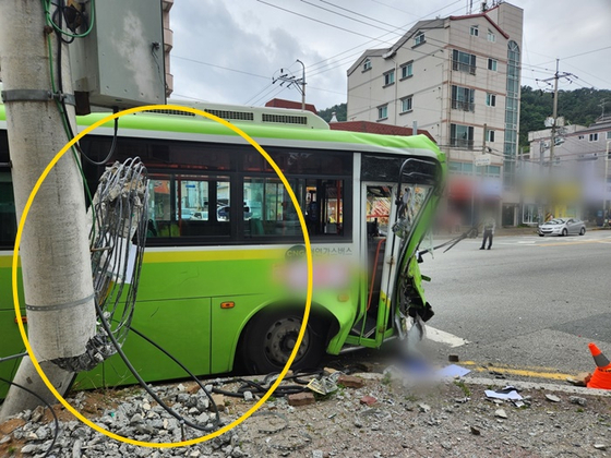 26일 경남 창원시의 한 도로에서 시내버스가 전신주를 들이받아 버스 기사와 승객 등 모두 8명이 다쳤다. 〈사진=연합뉴스〉 