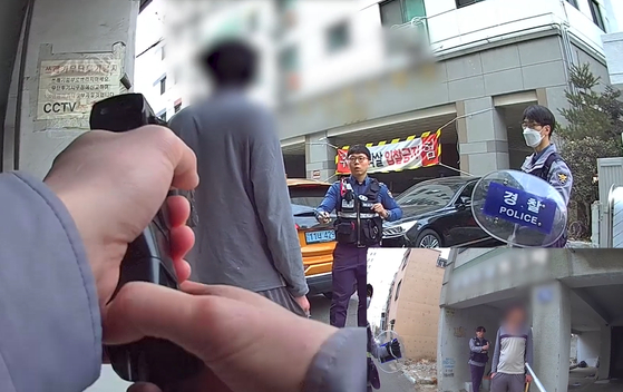 지난 3월 11일 오후 2시쯤 망치를 들고 거리를 활보한 30대 남성 A씨를 경찰이 테이저건으로 제압다. 〈사진=인천경찰청 제공〉