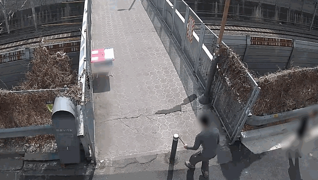 지난 3월 11일 오후 2시쯤 인천 미추홀구에서 30대 남성 A씨가 망치를 들고 거리를 배회하며 공공기물을 파손했다. 〈영상=인천경찰청 제공〉