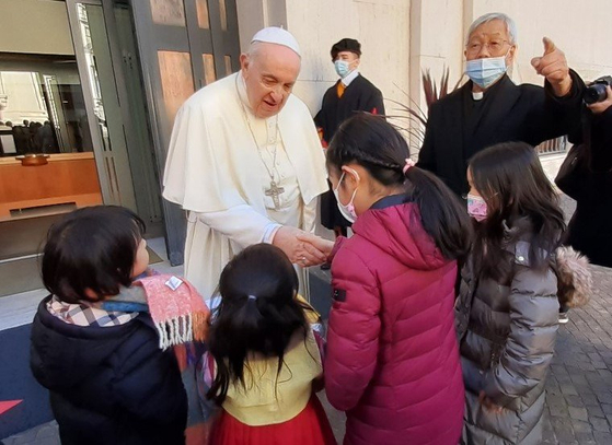 어린이 신자들과 악수하는 프란치스코 교황
