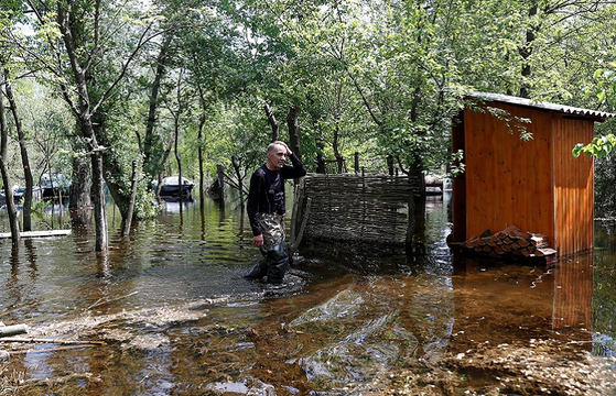 본문 내용과 직접적인 관련 없는 자료사진. 지난 20일 러시아가 우크라이나 자포리자 지역을 공격한 가운데, 댐이 영향을 받으면서 인근 마을에 홍수가 발생했다. 〈사진=로이터/ 연합뉴스〉
