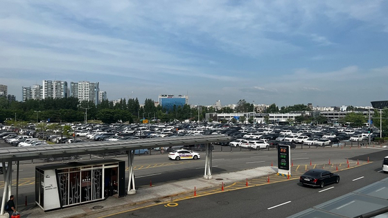 지난 25일 김포국제공항의 일부 주차장은 빈자리를 찾기 어려울 정도로 많은 차량이 모여들었다. 〈사진=장영준 기자〉