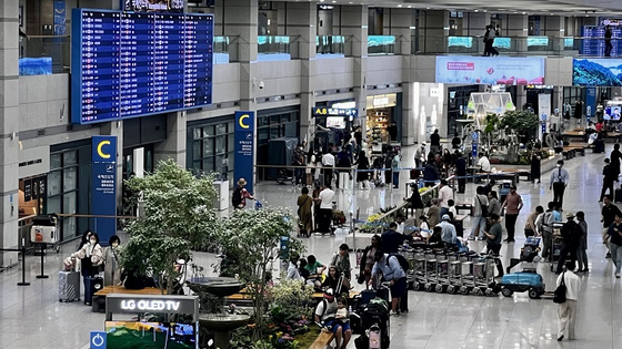 지난 25일 오후 7시쯤 인천국제공항 제1여객터미널의 모습.〈사진=장영준 기자〉