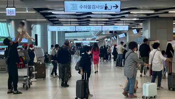 지난 25일 오후 4시쯤 김포국제공항의 모습. 가족·연인·친구 등 다양한 단위의 여행객이 수하물 검사를 하기 위해 이동하고 있다. 〈사진=장영준 기자〉