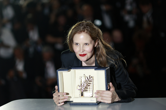 27일(현지시간) 개최된 제76회 칸국제영화제 폐막식에서 쥐스틴 트리에 감독의 프랑스 영화 '아나토미 오브 어 폴(Anatomy of a Fall)'이 올해의 황금종려상을 수상했다. 〈사진=EPA·연합뉴스〉