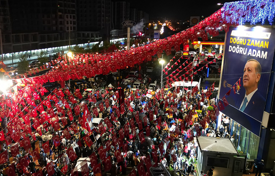 에르도안 튀르키예 대통령의 재선을 축하하는 지지자들 (사진=연합뉴스)