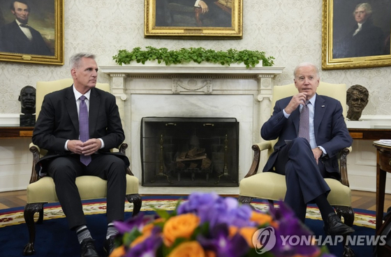 조 바이든 미국 대통령과 케빈 매카시 미국 하원의장 〈사진=연합뉴스〉