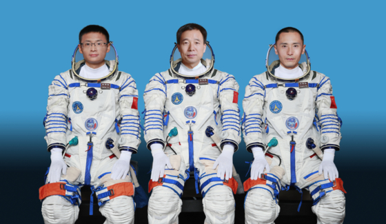 중국이 오는 30일 발사하는 유인 우주선 '선저우 16호'에 탑승하는 3명의 우주 비행사들. 중국에서 민간 우주비행사가 투입되는 건 이번이 처음이다. 왼쪽부터 순서대로 우주 비행사 구이 하이차오, 징 하이펑, 주 양주.〈사진=신화, 연합뉴스〉