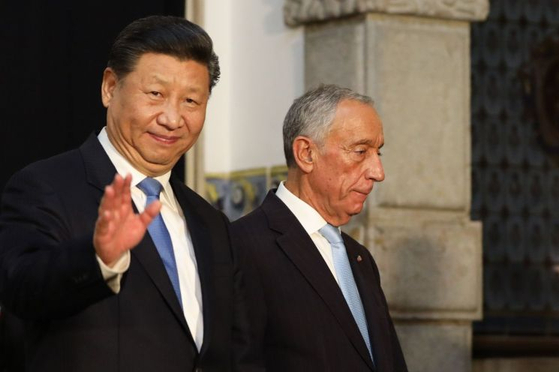2018년 12월 포르투갈을 국빈 방문한 시진핑 중국 국가주석과 마르셀루 헤벨루 지 소자 포르투갈 대통령이 기자들 앞에 섰다. 양국은 일대일로 협력 양해각서(MOU)를 체결했다. 〈사진= EPA, 연합뉴스〉