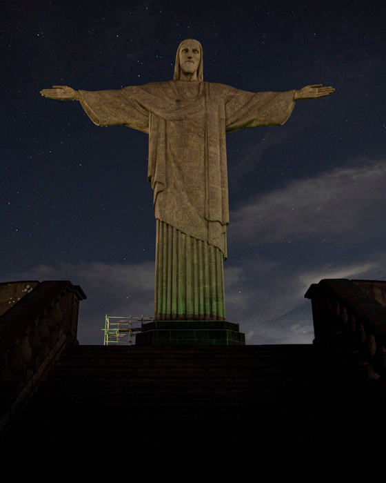 비니시우스와 연대 의미로 조명을 끈 브라질 리우데자네이루 예수상 〈출처=트위터 'GOAL'〉
