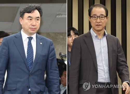 민주당 의원 총회에 참석하는 윤관석 의원과 이성만 의원 〈사진=연합뉴스〉