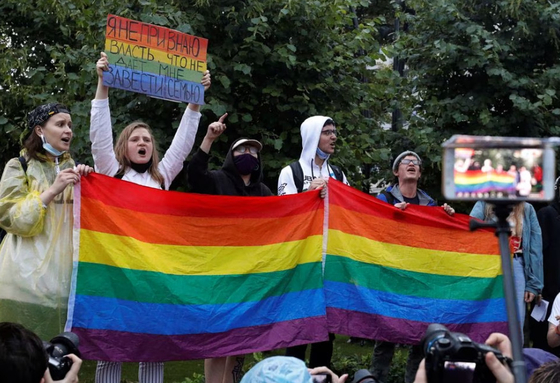 성소수자(LGBT) 활동가들이 러시아 모스크바에서 항의 시위를 하는 모습. 〈사진=로이터 연합뉴스〉