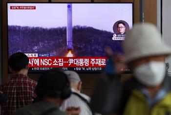 미국의소리 “북한, 전날 발사대 패널 개방…실제발사 임박“