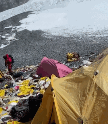 현지시간 30일 쓰레기로 뒤덮인 네팔 히말라야산맥 에베레스산 모습. 네팔 산악인 셰르파 톈지는 이 모습을 영상으로 찍어 개인 SNS에 올렸다. 〈영상=셰르파 톈지 개인 SNS, 로이터〉