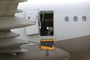 착륙전 항공기 문 연 30대 검찰 넘겨져…항공보안법 위반에 재물손괴 추가
