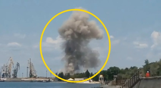 현지시간 2일 우크라이나와 국경을 맞댄 러시아 본토 곳곳에서 포격과 드론 공격이 잇따랐다. 또 러시아군이 장악한 우크라이나 베르댠스크 항구 등에도 폭탄이 떨어졌다. 〈사진=로이터 연합뉴스〉