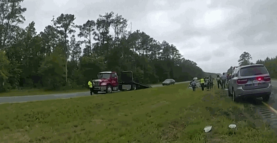 현지시간 지난달 24일 미국 조지아주의 한 고속도로에서 견인차를 들이받은 승용차가 공중으로 날아가는 사고가 발생했다. 사고 당시 장면은 경찰 바디캠에 담겼다. 〈영상=로이터통신〉