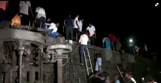 CNN과 BBC 등 외신들은 현지시간 2일 인도 오디샤주의 발라소르시에서 2대의 여객열차와 1대의 화물열차가 충돌하는 사고가 발생했다고 보도했다. 〈사진=로이터〉 