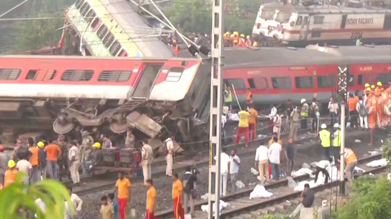 인도 오디샤주 열차 충돌 사고 현장. 〈사진=로이터〉