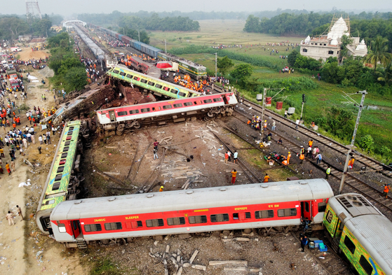 2일(현지시간) 인도 동부 오디샤주 발라소르에서 세 대의 열차가 잇따라 충돌하는 사고가 발생했다. 〈사진=로이터〉 
