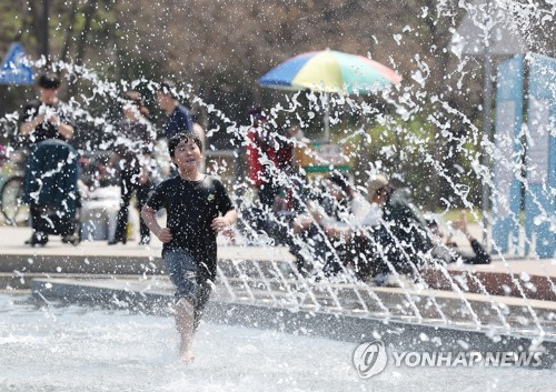 더운 날씨에 물놀이를 즐기는 아이 〈사진=연합뉴스〉