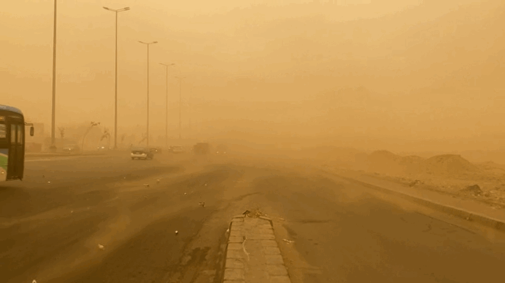 유럽과 아시아를 연결하는 최단 무역항로인 이집트 '수에즈 운하'가 거대 모래 폭풍에 휩싸였다 〈사진=CNN〉〈영상=CNN〉