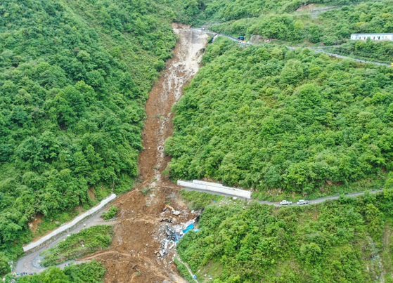 중국 남서부 쓰촨성 러산시에서 현지시간 4일 새벽 산사태가 발생해 19명이 숨졌다. 〈사진=신화통신/연합뉴스〉