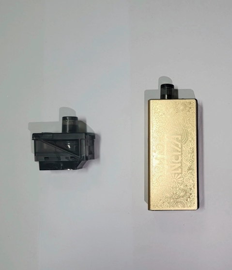 합성대마가 들어있는 카트리지(왼쪽), 카트리지를 부착한 전자담배 형식의 합성대마 흡입기(오른쪽)〈사진=경기 용인동부경찰서〉