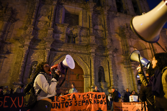 볼리비아 라파스에서 시민들이 학대 혐의를 받는 가톨릭 교회에 항의하고 있다. 〈사진=로이터〉