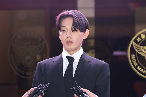 마약 투약 혐의를 받고 있는 배우 유아인이 지난달 24일 구속영장이 기각된 뒤 서울 마포경찰서를 나서고 있다. 〈사진=연합뉴스〉
