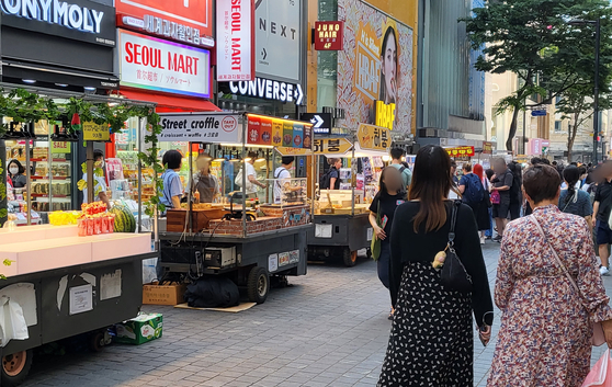 명동에서 음식을 파는 길거리 노점상들. 〈사진=이지현 기자〉