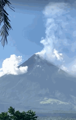로이터통신은 필리핀의 마욘 화산에서 연기가 나오기 시작해 인근 주민 1만명가량이 대피에 들어간다고 전했습니다. 〈영상=로이터〉