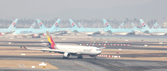 인천국제공항 활주로 위의 아시아나 항공기 [연합뉴스]