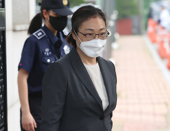 이태원 참사 부실 대응 혐의로 구속기소된 박희영 용산구청장이 법원의 보석 청구 인용에 따라 지난 7일 오후 서울 구로구 남부구치소를 나서고 있다. 〈사진=연합뉴스〉