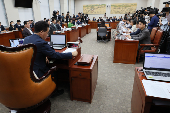 12일 오전 국회에서 열린 교육위원회 전체회의에서 유기홍 위원장이 의사봉을 두드리고 있다. 이날 교육위는 학교폭력 예방법인 이른바 '정순신 방지법'을 의결했다. 〈사진=연합뉴스〉