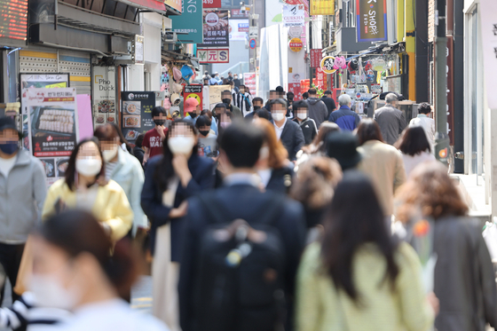 서울 명동 거리의 시민들. 〈사진=연합뉴스〉